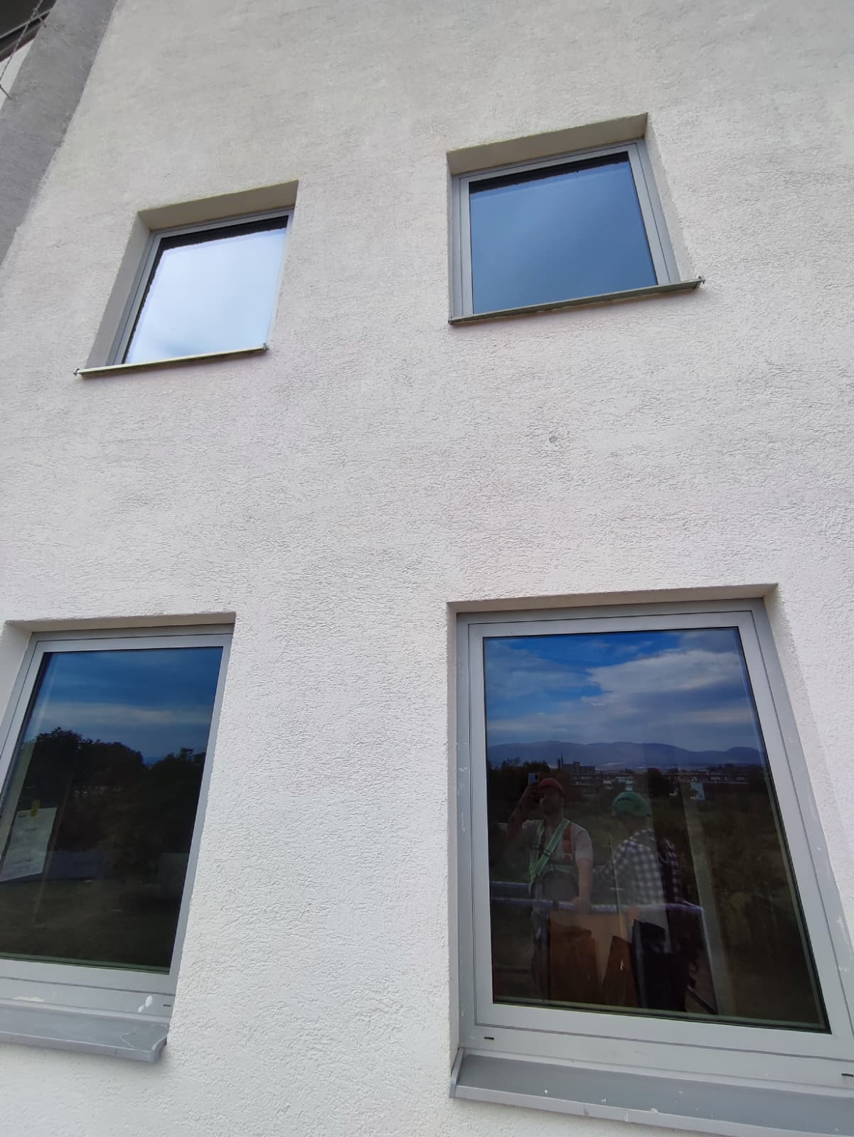 Vonkajšie okná na fasáde budovy