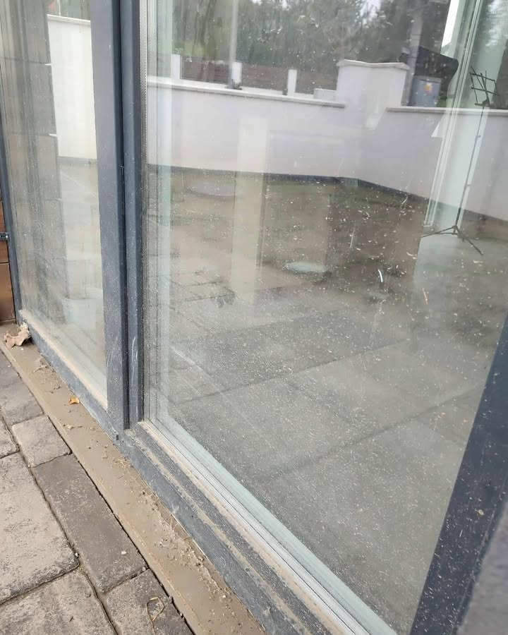 Znečistené sklenené plochy pred čistením